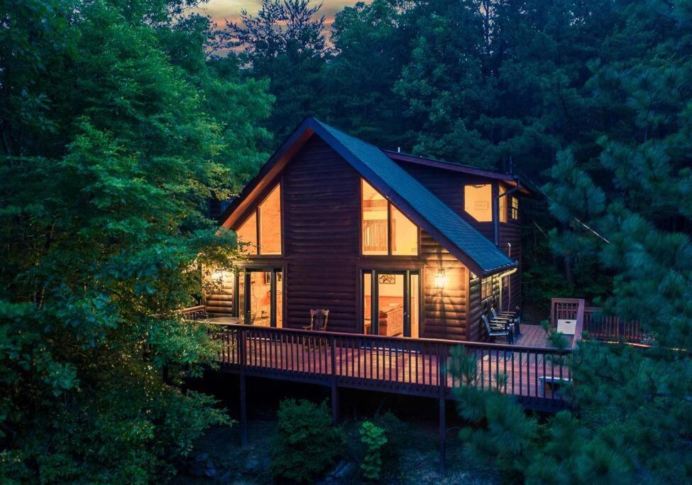 NEW HOT TUB! Secluded 3 Bed Cabin in Pigeon Forge